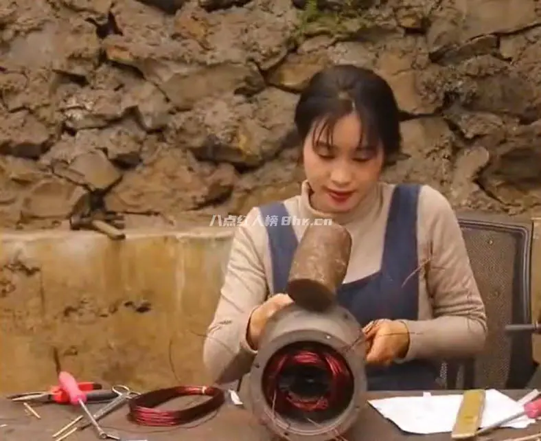 农村姑娘林果儿修电机走红网络