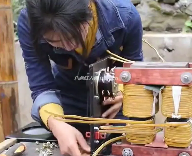 农村姑娘林果儿修电机走红网络