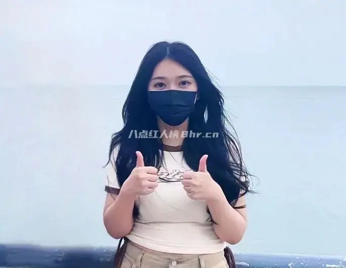 一条小团团户外直播全身照