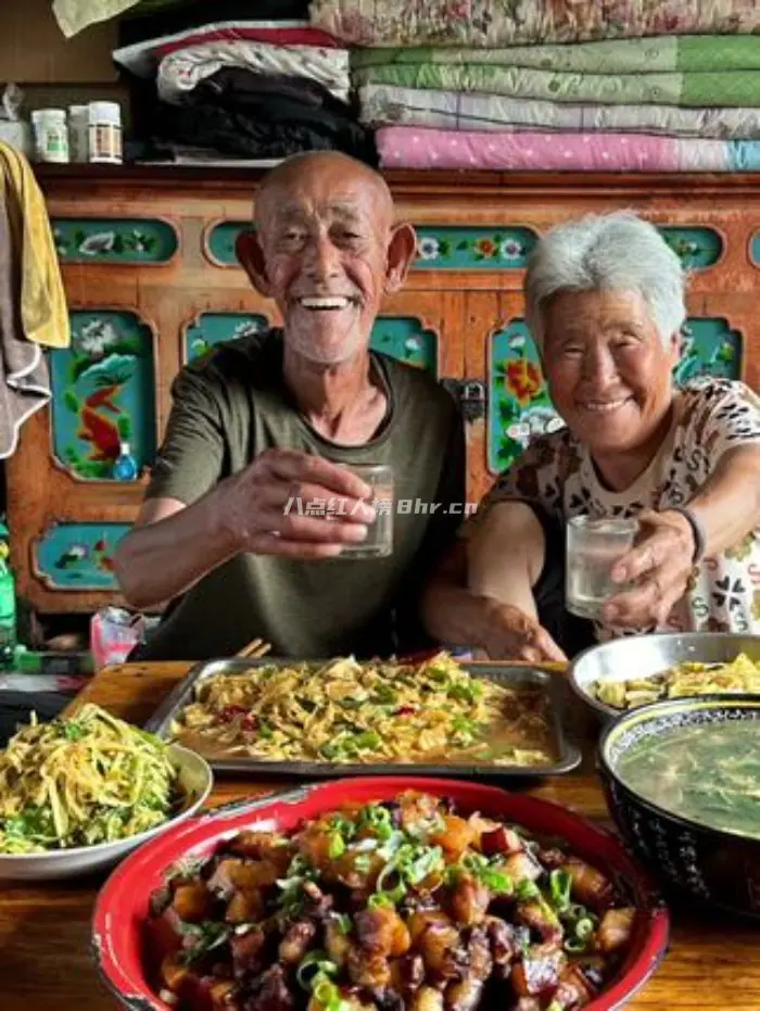 老两口幸福生活