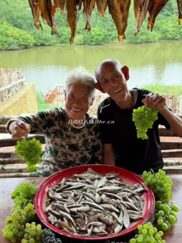 老两口幸福生活