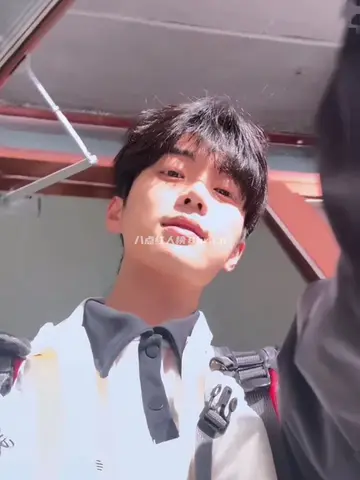 抖音香辣鱼作品《上了讲台，就把自己打扮成熟点》