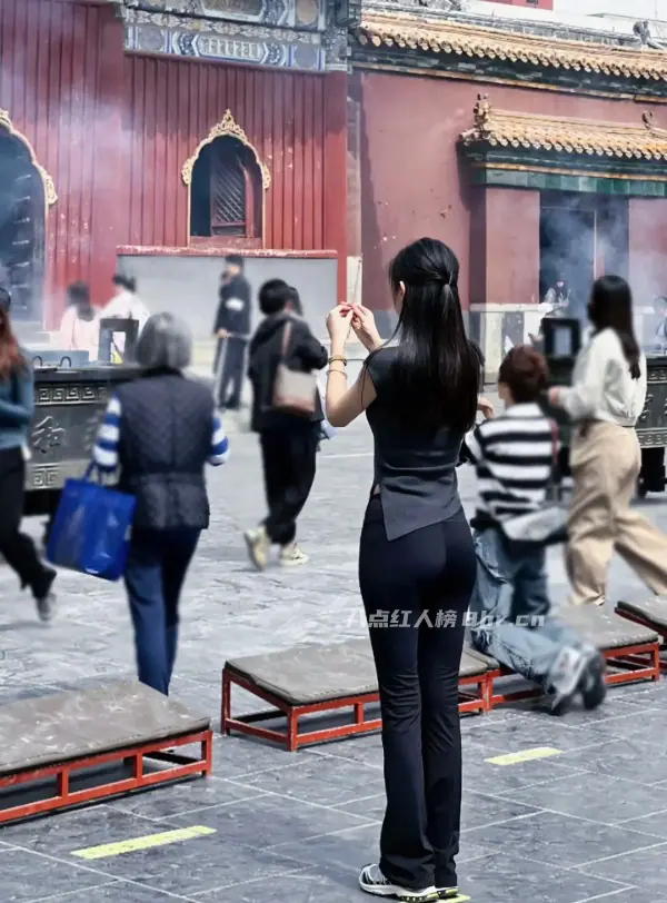 紧身衣烧香背影女神是谁