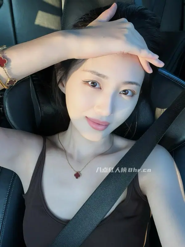 紧身衣烧香背影女神是谁