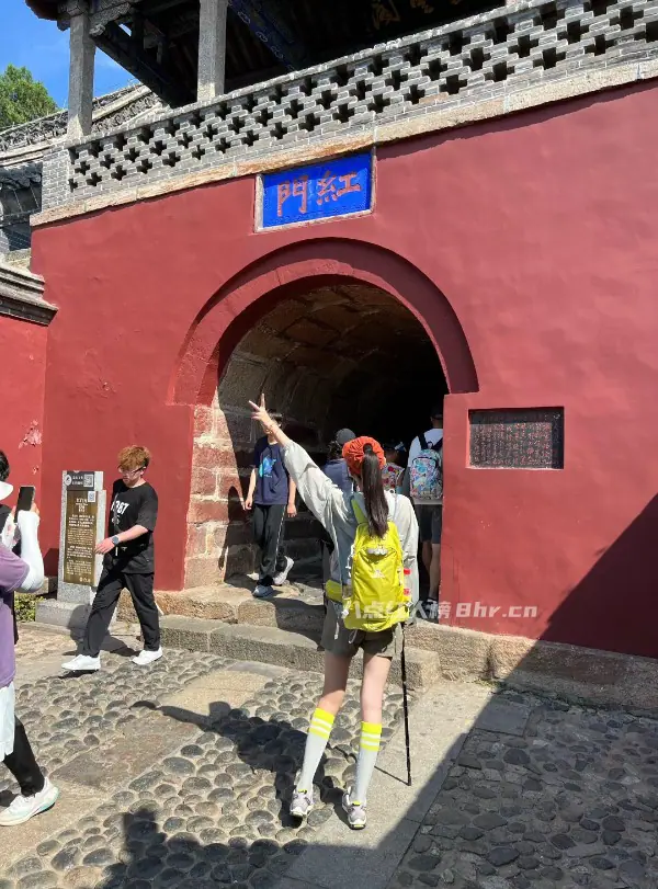 紧身衣烧香背影女神是谁