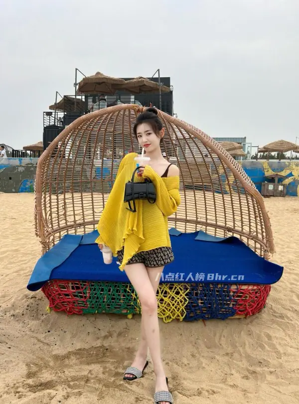 紧身衣烧香背影女神是谁