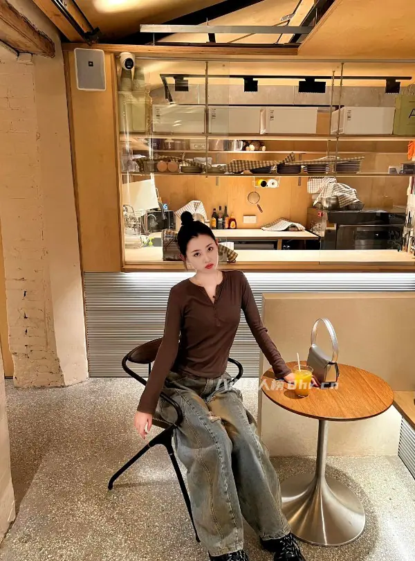 紧身衣烧香背影女神是谁