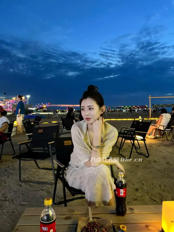 紧身衣烧香背影女神是谁