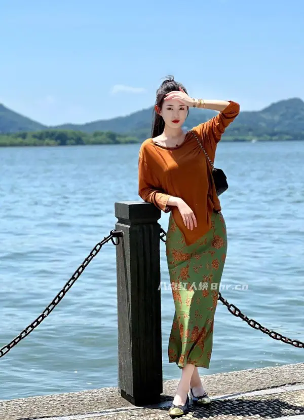 紧身衣烧香背影女神是谁