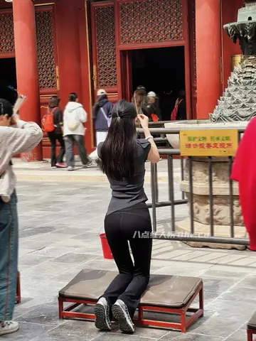 紧身衣烧香背影女神是谁