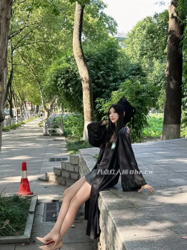 穿学士服拍毕业照的女大学生是谁