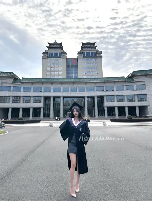 穿学士服拍毕业照的女大学生是谁