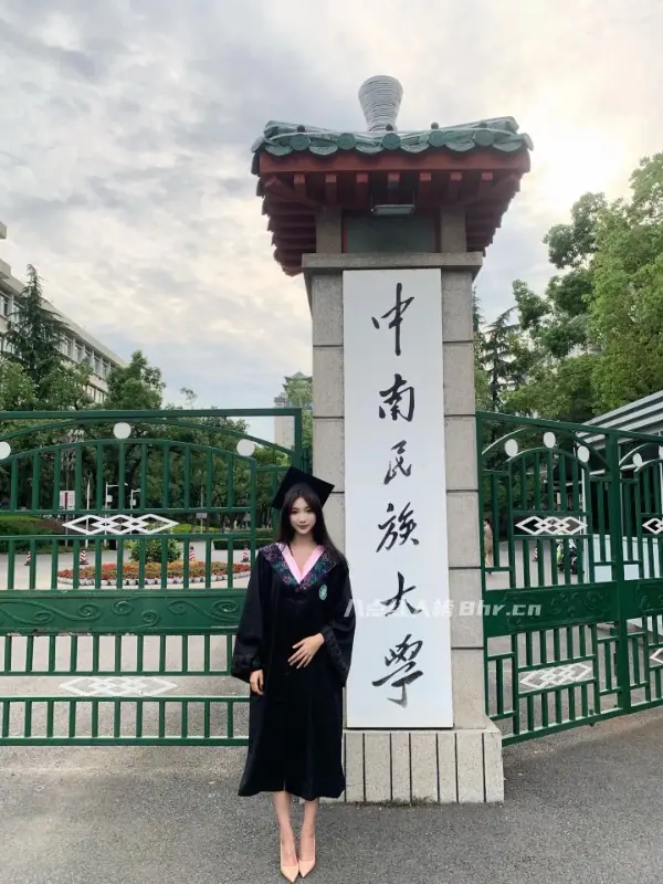 穿学士服拍毕业照的女大学生是谁