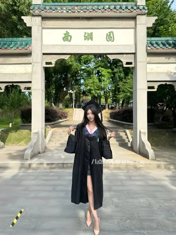 穿学士服拍毕业照的女大学生是谁