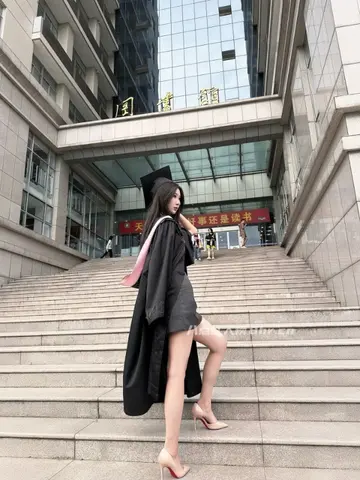 穿学士服拍毕业照的女大学生是谁