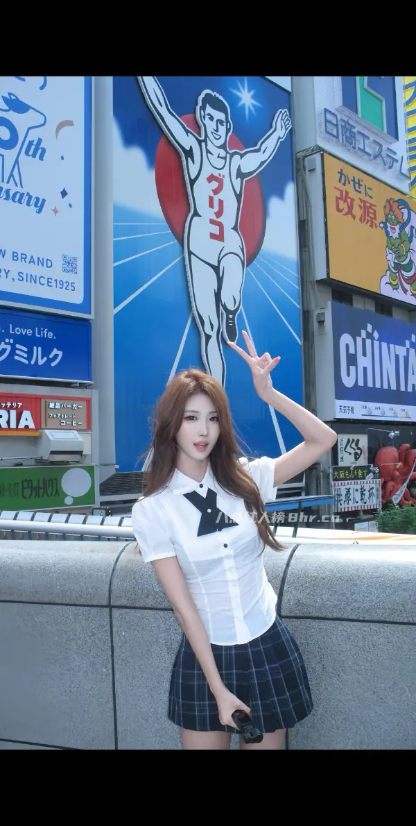 穿学士服拍毕业照的女大学生是谁