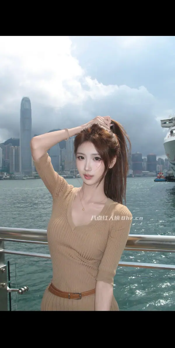 穿学士服拍毕业照的女大学生是谁