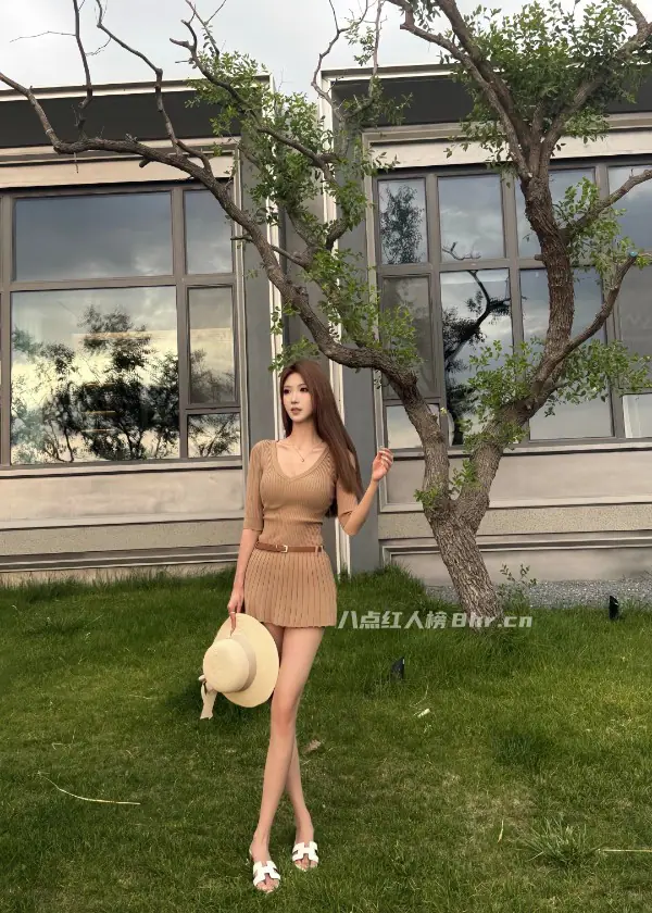 穿学士服拍毕业照的女大学生是谁