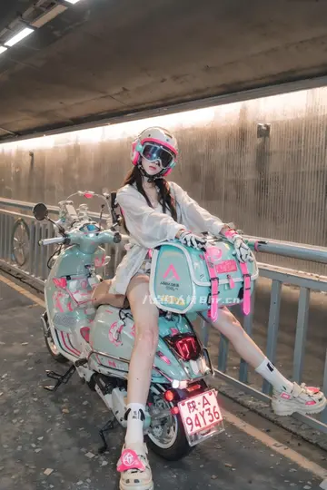 骑各种机车的可爱女生是谁