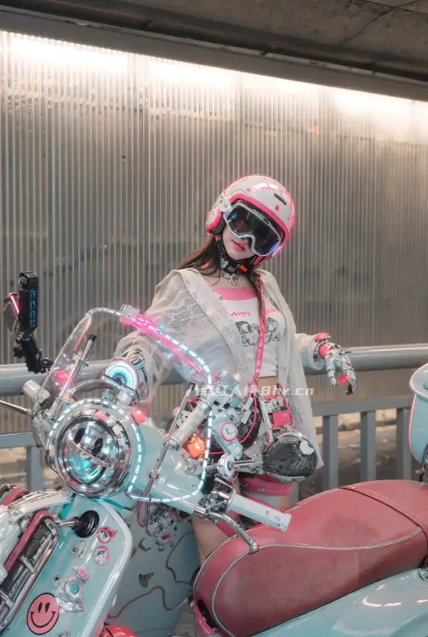 骑各种机车的可爱女生是谁