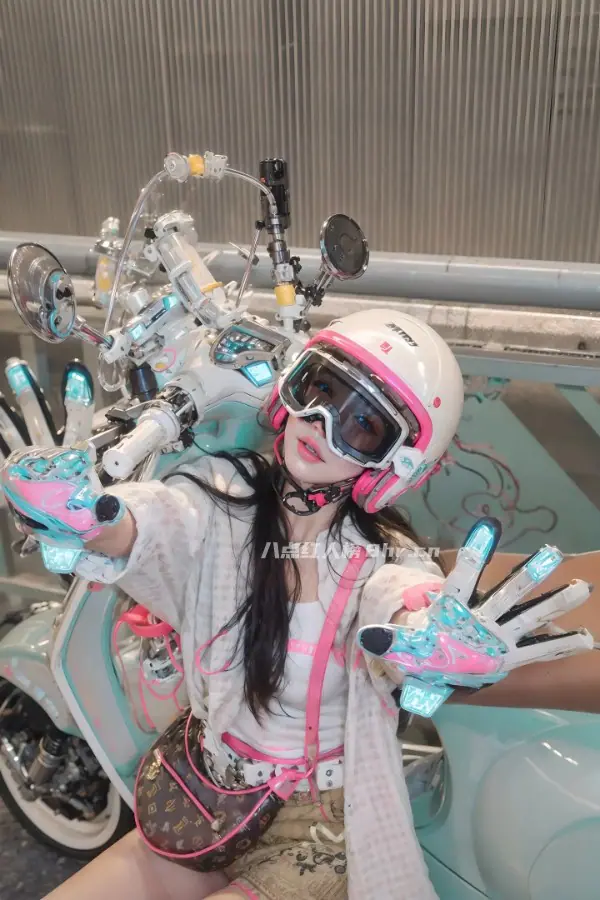 骑各种机车的可爱女生是谁